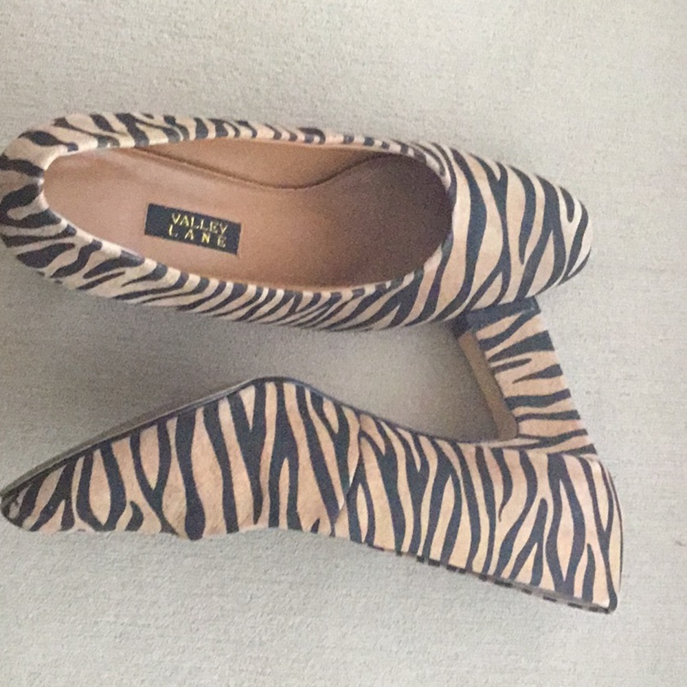 Black and Tan Zebra Striped Pumps With Chunk Heel - Picture 4 of 5